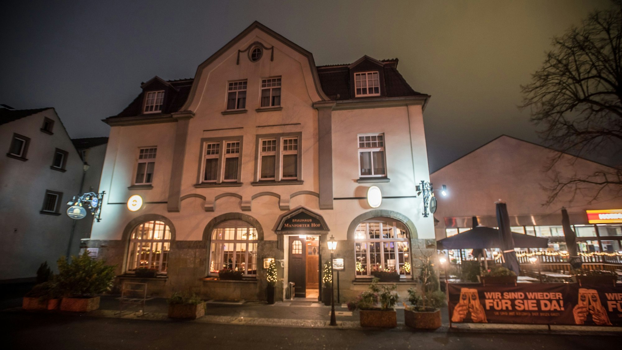 Der Manforter Hof am Abend.