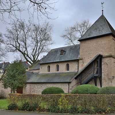Die Kirche St. Stephanus in Lindenthal von außen.
