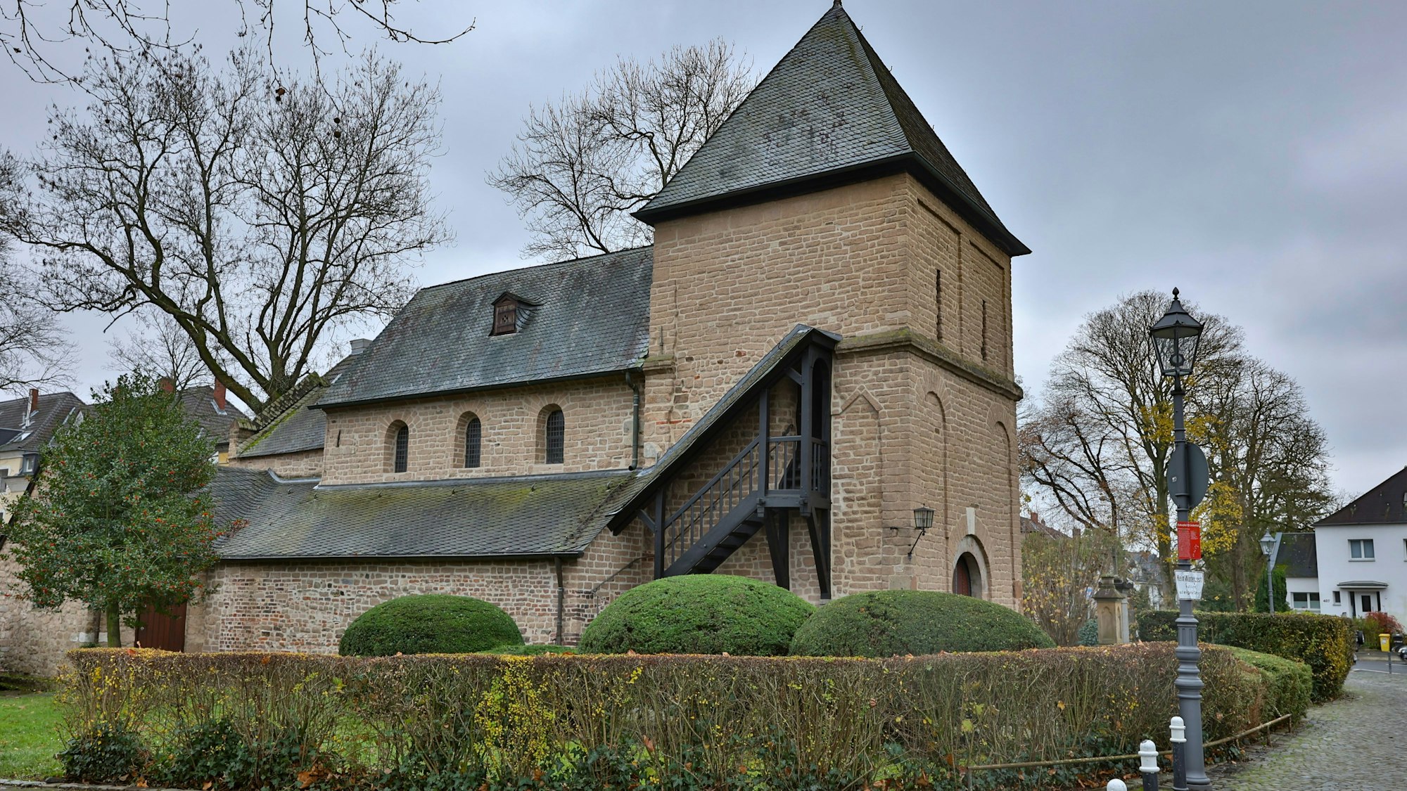 Die Kirche St. Stephanus in Lindenthal von außen.