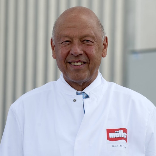 Molkerei-Milliardär Theo Müller vor einem Produktionsstandort der Marke Müllermilch. (Archivbild)