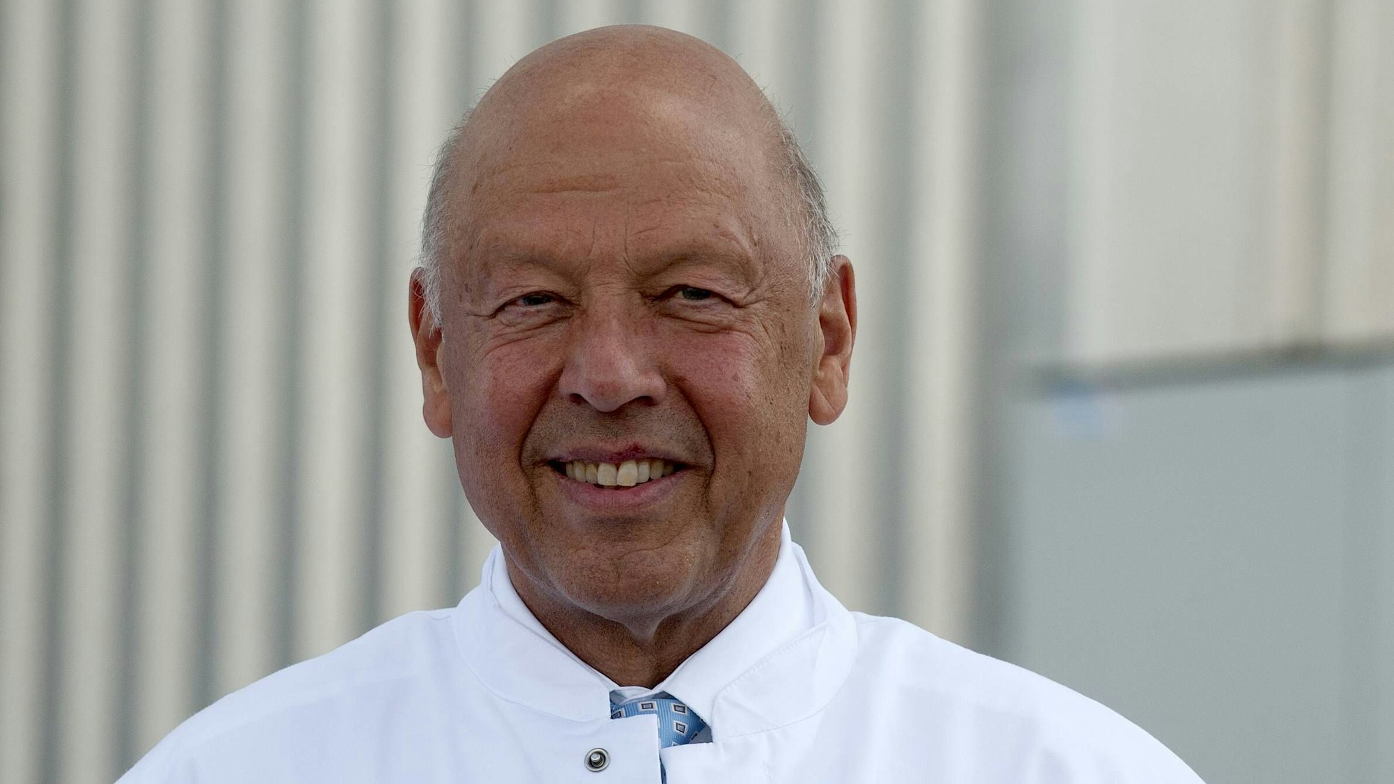 Molkerei-Milliardär Theo Müller vor einem Produktionsstandort der Marke Müllermilch. (Archivbild)