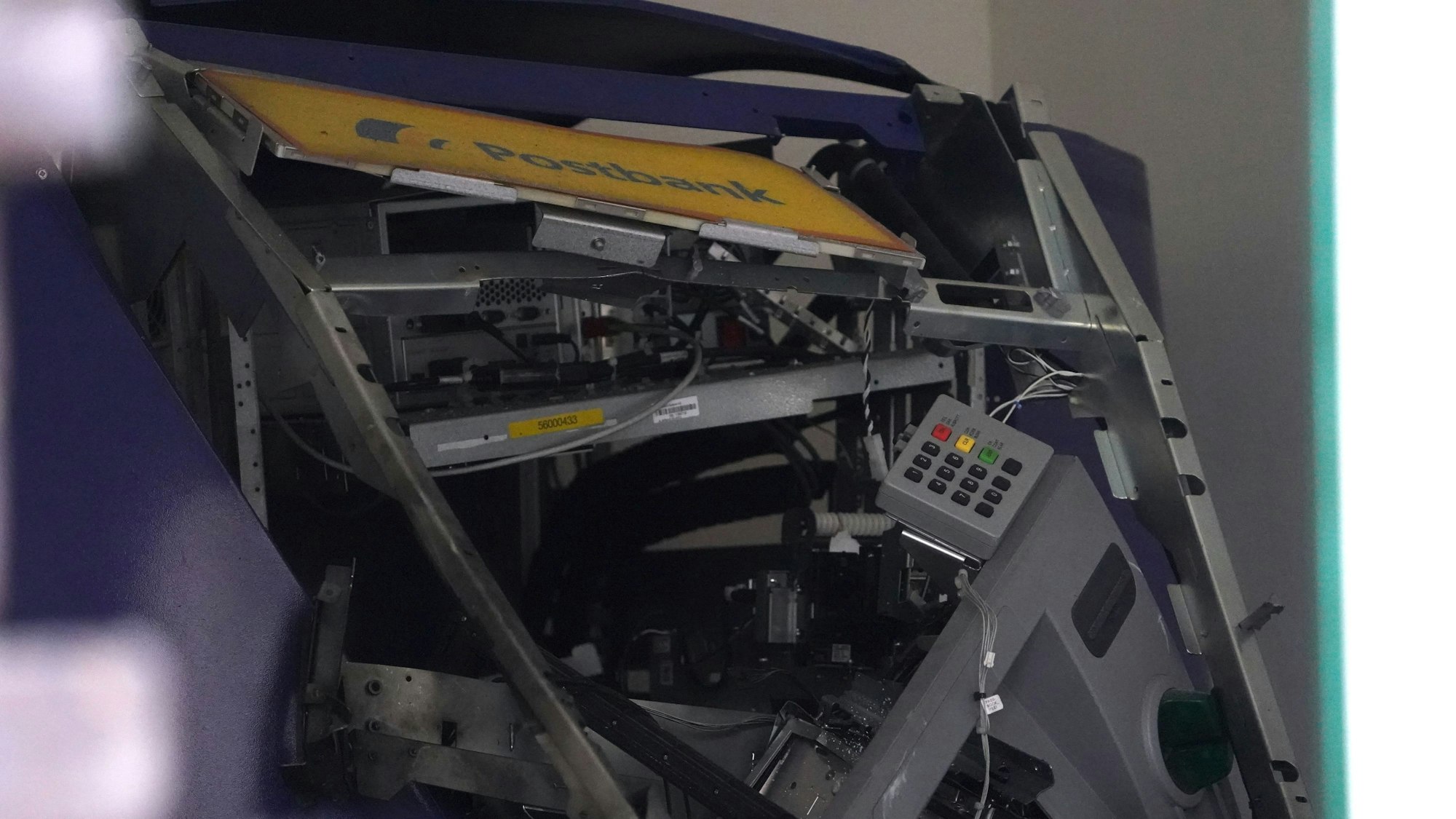 Ein völlig zerstörter Geldautomat steht in einer Postbank-Filiale im Stadtteil Barmbek-Nord. Unbekannte haben am frühen Mittwochmorgen den Geldautomaten gesprengt.