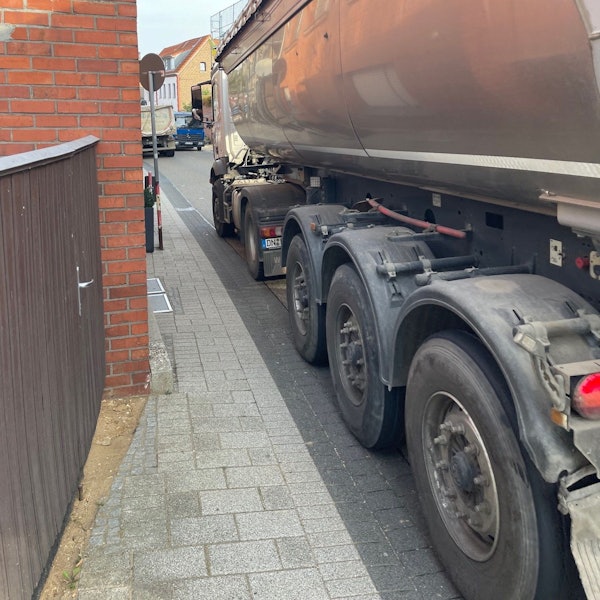 Lastwagen in einer engen Straße