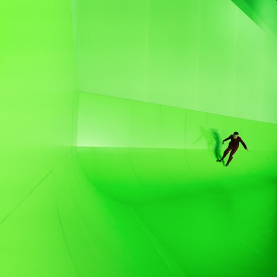 „Der Prozess“ von Franz Kafka, Regie: Pınar Karabulut, zu sehen ist Bekim Latifi, der eine riesige Greenscreen-Wand hochläuft