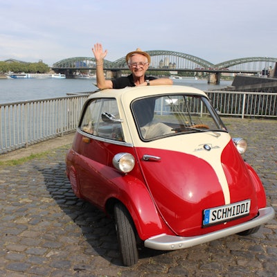 Peter Schmidt mit seiner „Knutschkugel“ am Rheinufer