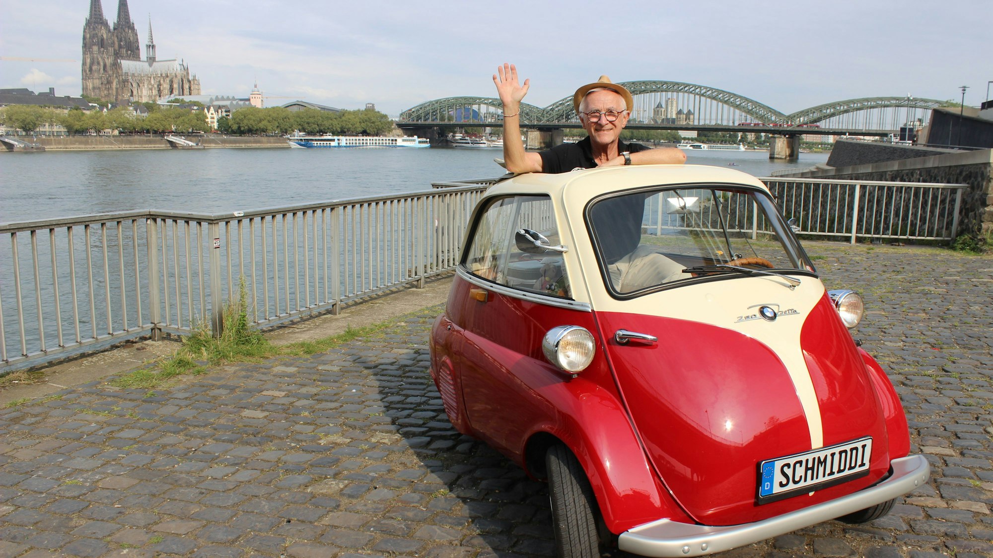 Peter Schmidt mit seiner „Knutschkugel“ am Rheinufer
