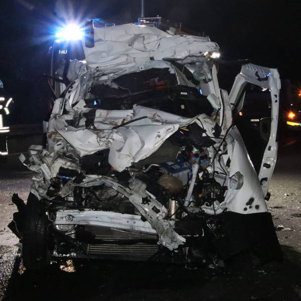 Der Fahrer eines Kleinlasters ist bei einem Unfall am Freitag, 1. Dezember, auf der A59 bei der Anschlussstelle Wahn ums Leben gekommen. Er kollidierte mit einem Lkw.