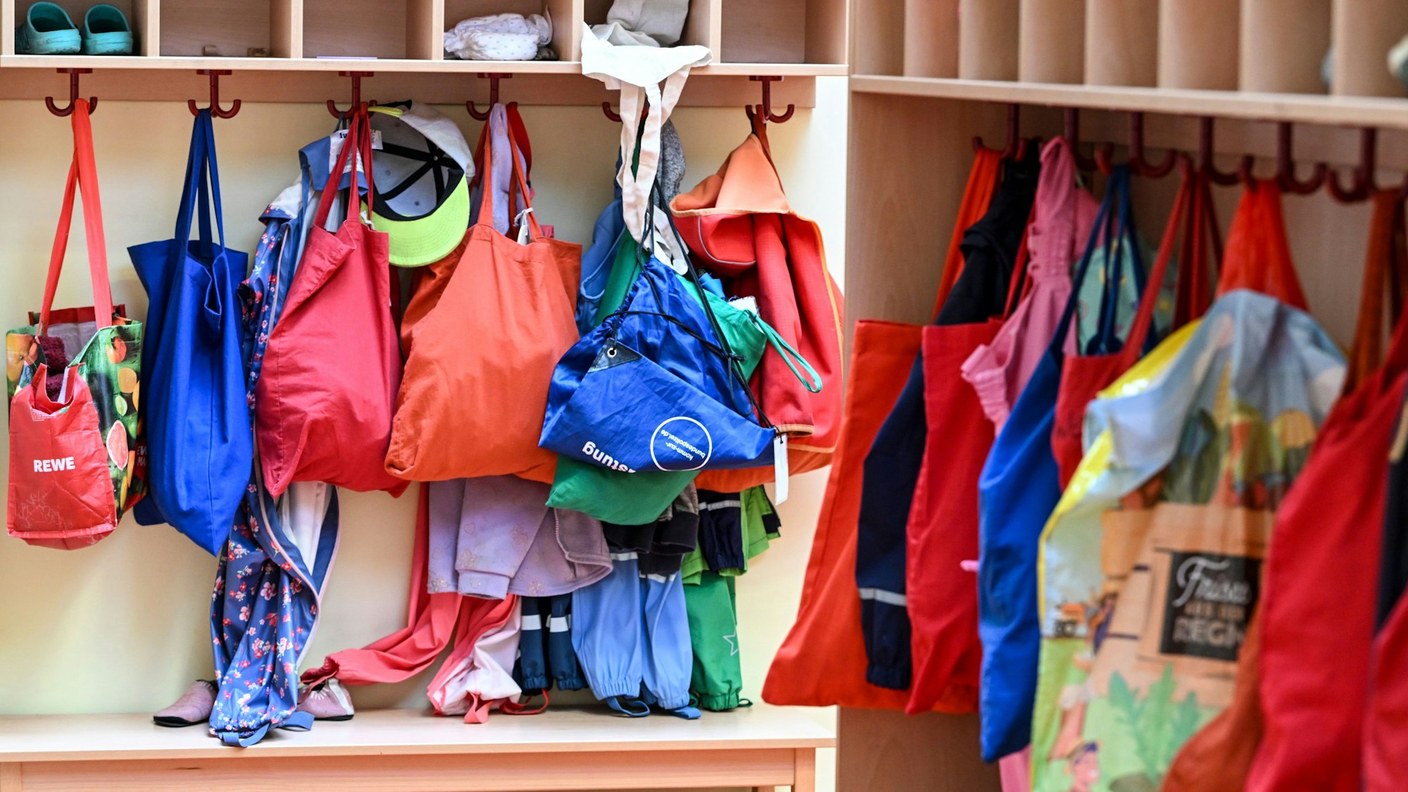 Blick in die Garderobe einer Kita Biberburg.
