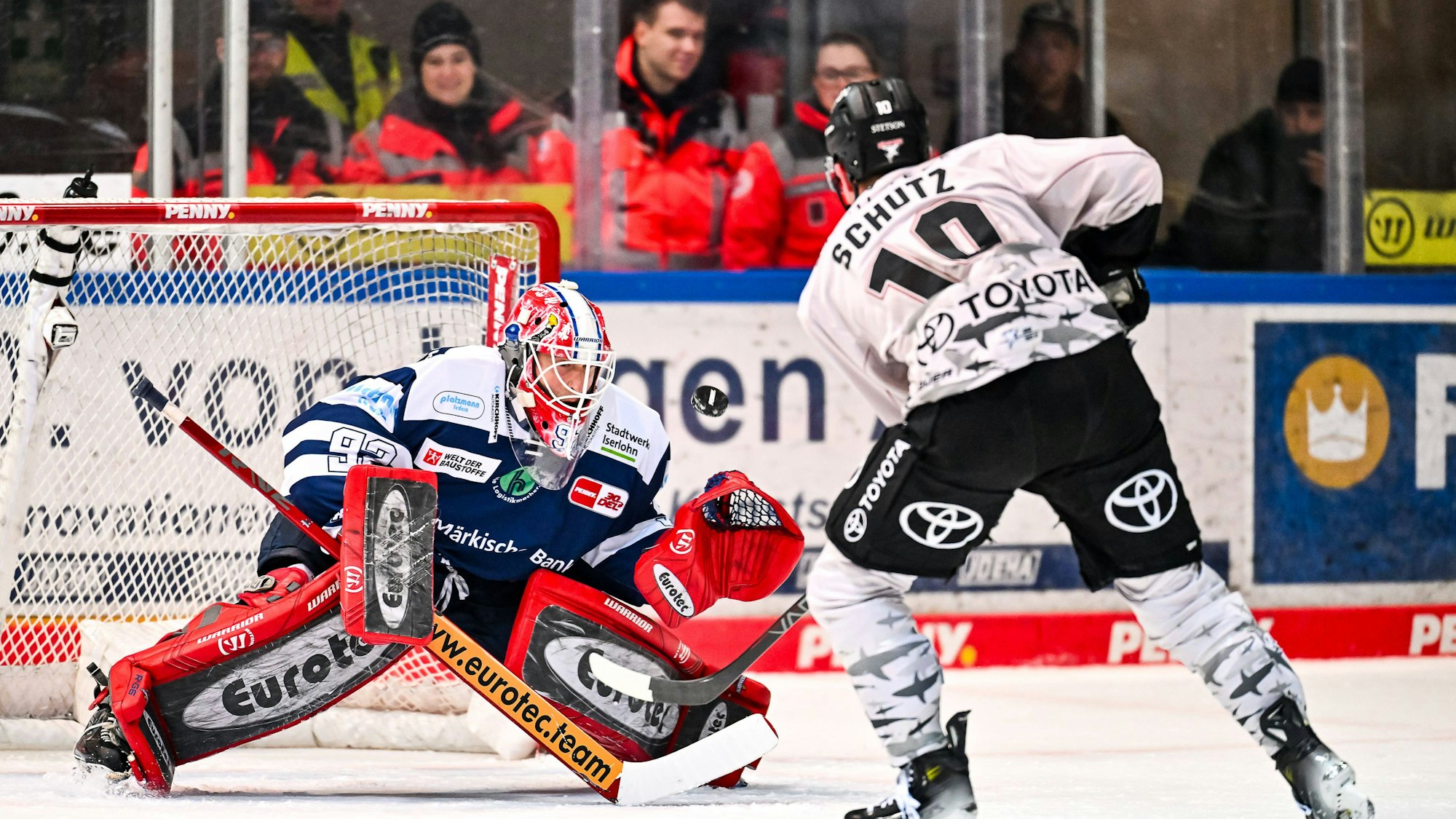 Justin Schütz, Spieler der Koelner Haie, vergibt beim KEC-Sieg eine Chance gegen Iserlohn-Keeper Andreas Andy Jenike.