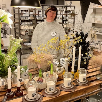 Kölnerin in ihrer Kerzenmanufaktur