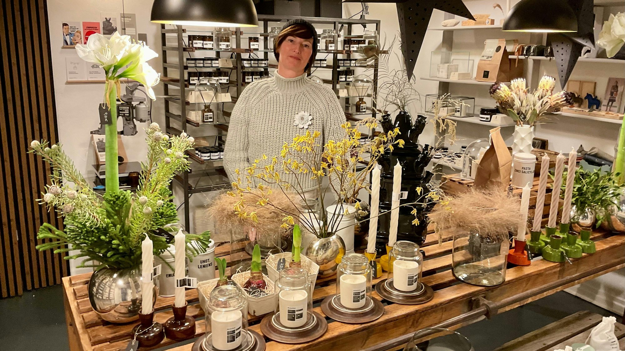 Kölnerin in ihrer Kerzenmanufaktur