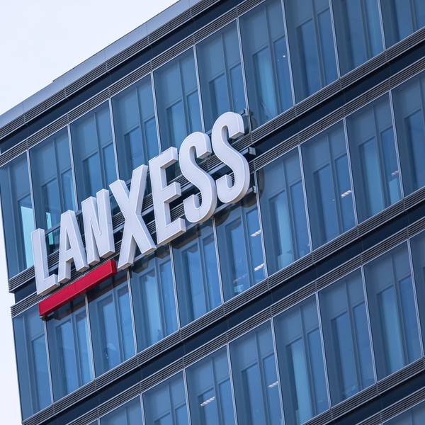Logo des Chemiekonzerns Lanxess an der Fassade der Zentrale in Köln