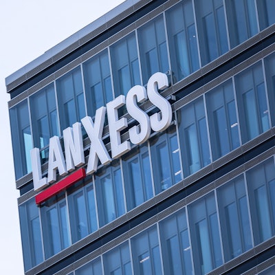 Logo des Chemiekonzerns Lanxess an der Fassade der Zentrale in Köln