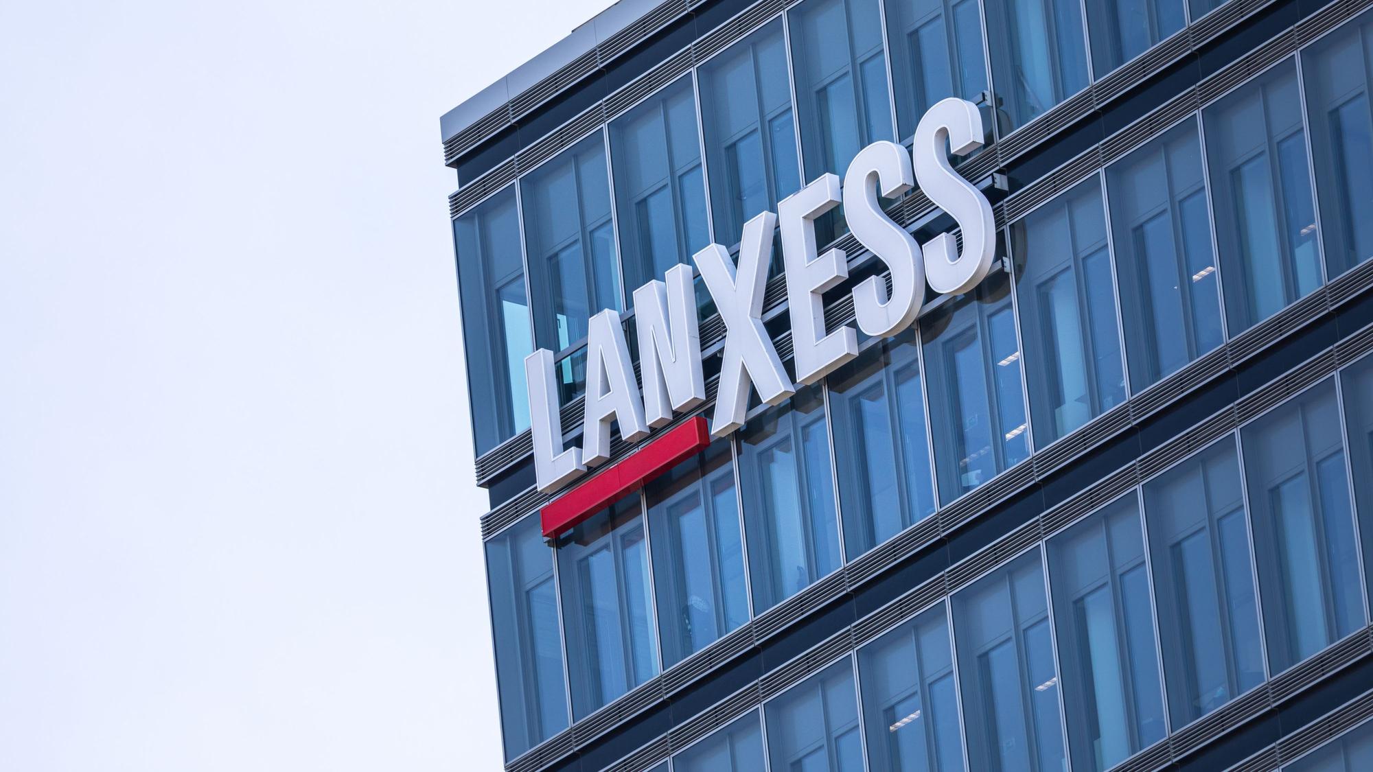 Logo des Chemiekonzerns Lanxess an der Fassade der Zentrale in Köln