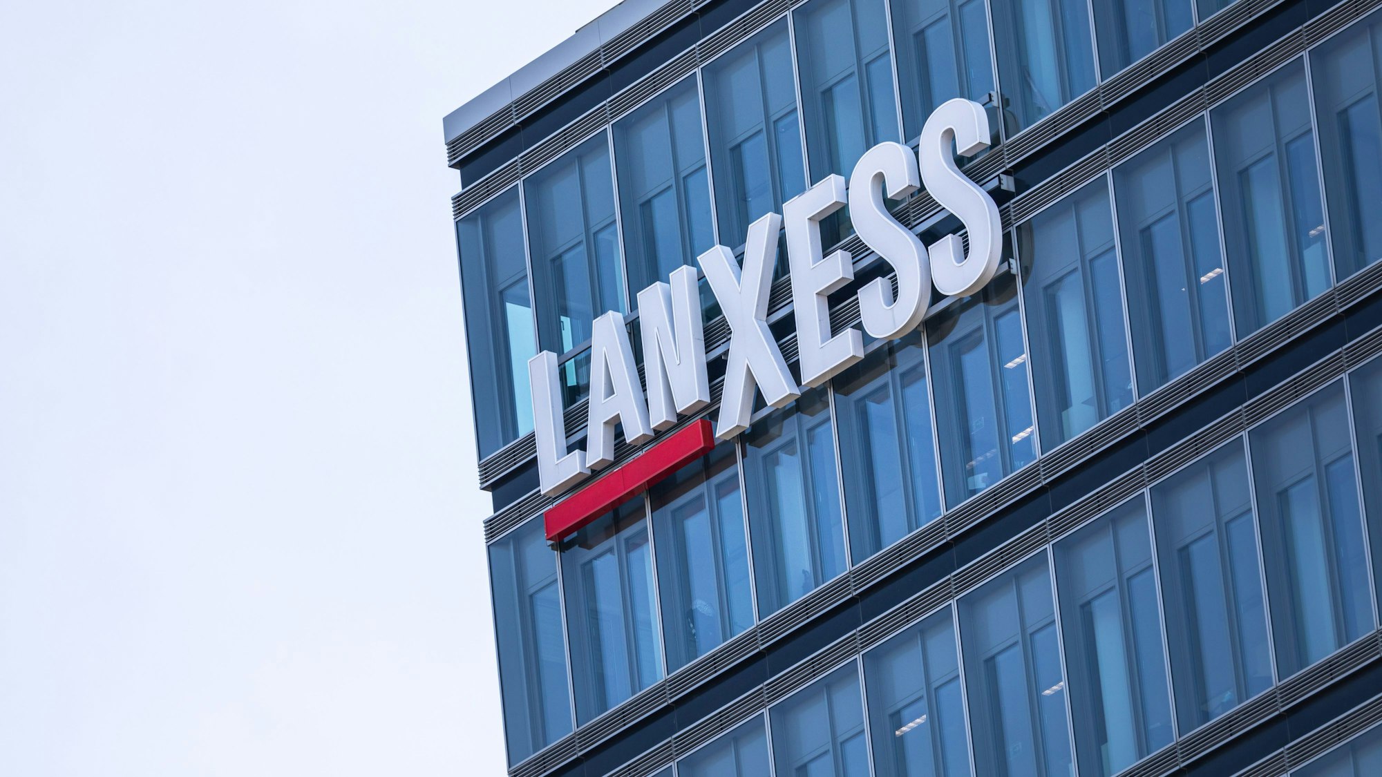 Logo des Chemiekonzerns Lanxess an der Fassade der Zentrale in Köln