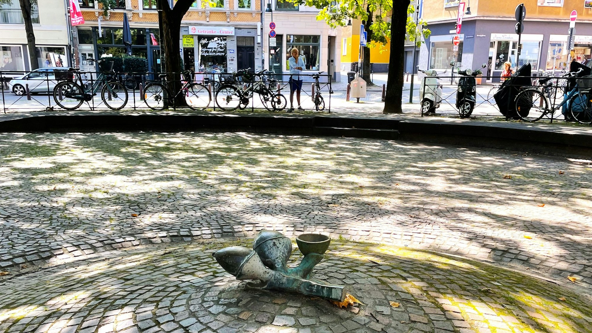 Ein Brunnen mit zwei Eicheln in der Mitte.