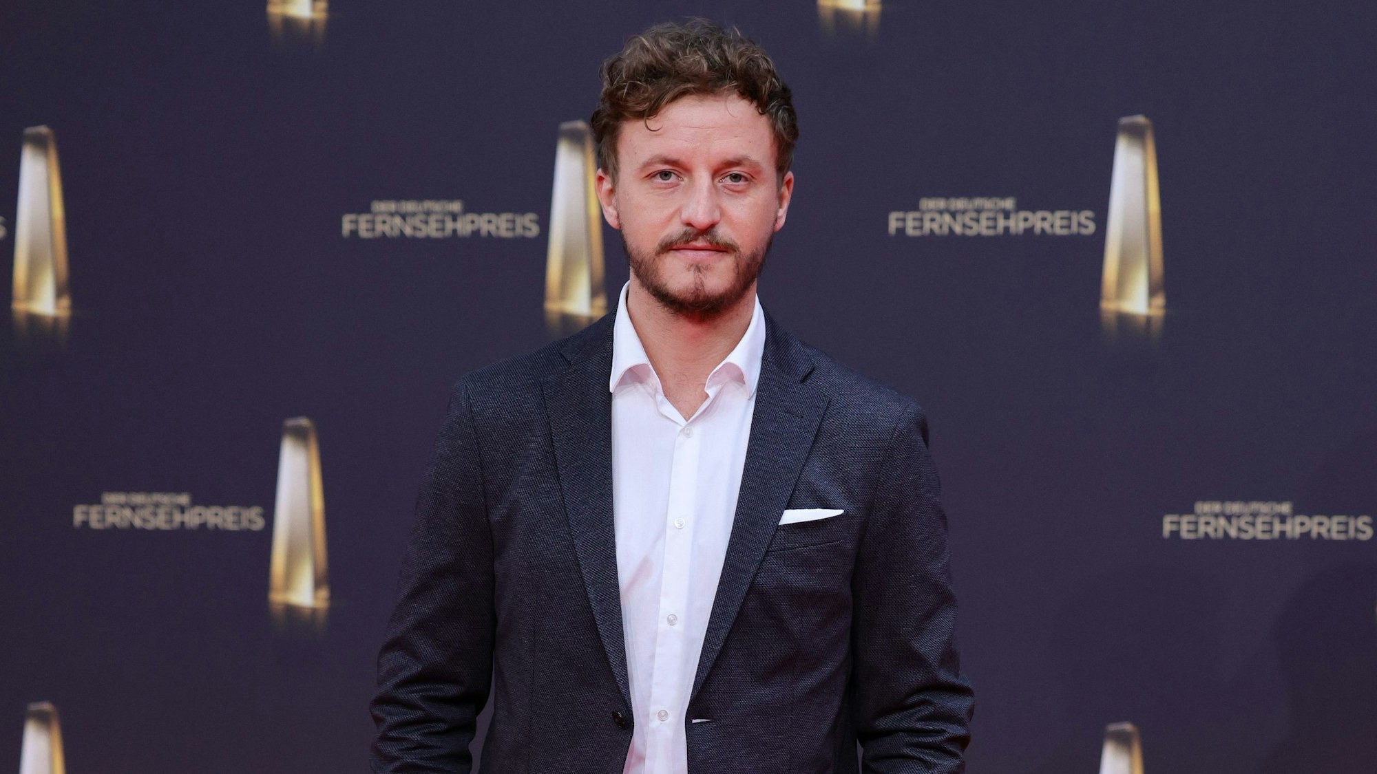 Zu sehen ist Tommi Schmitt beim Deutschen Fernsehpreis.