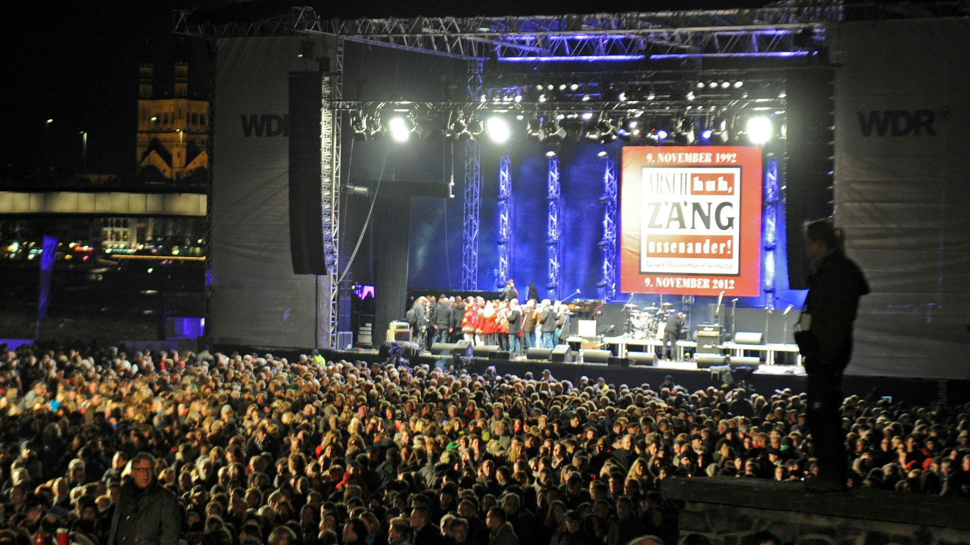Tausende Menschen stehen vor der Bühne von Arsch huh.