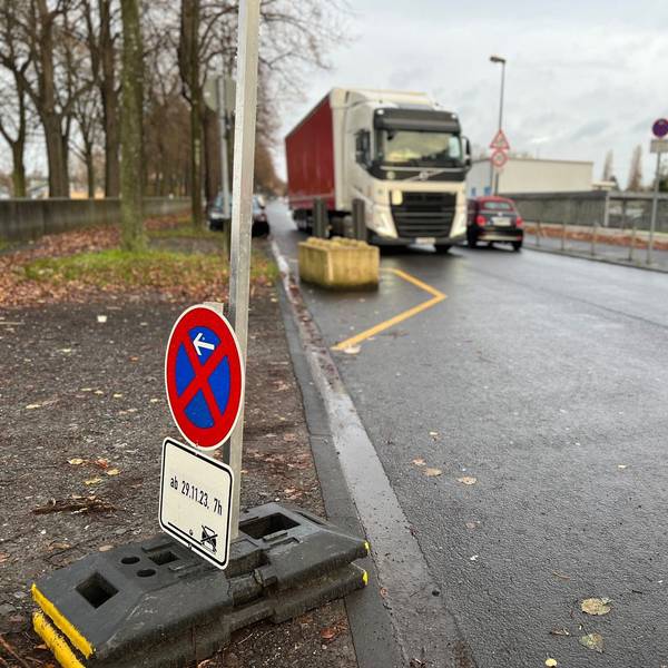 Ein Lkw fährt über die Alfred-Schütte-Allee in Köln-Poll.