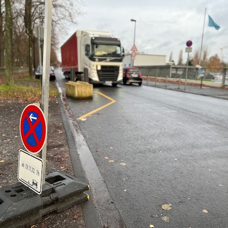 Ein Lkw fährt über die Alfred-Schütte-Allee in Köln-Poll.