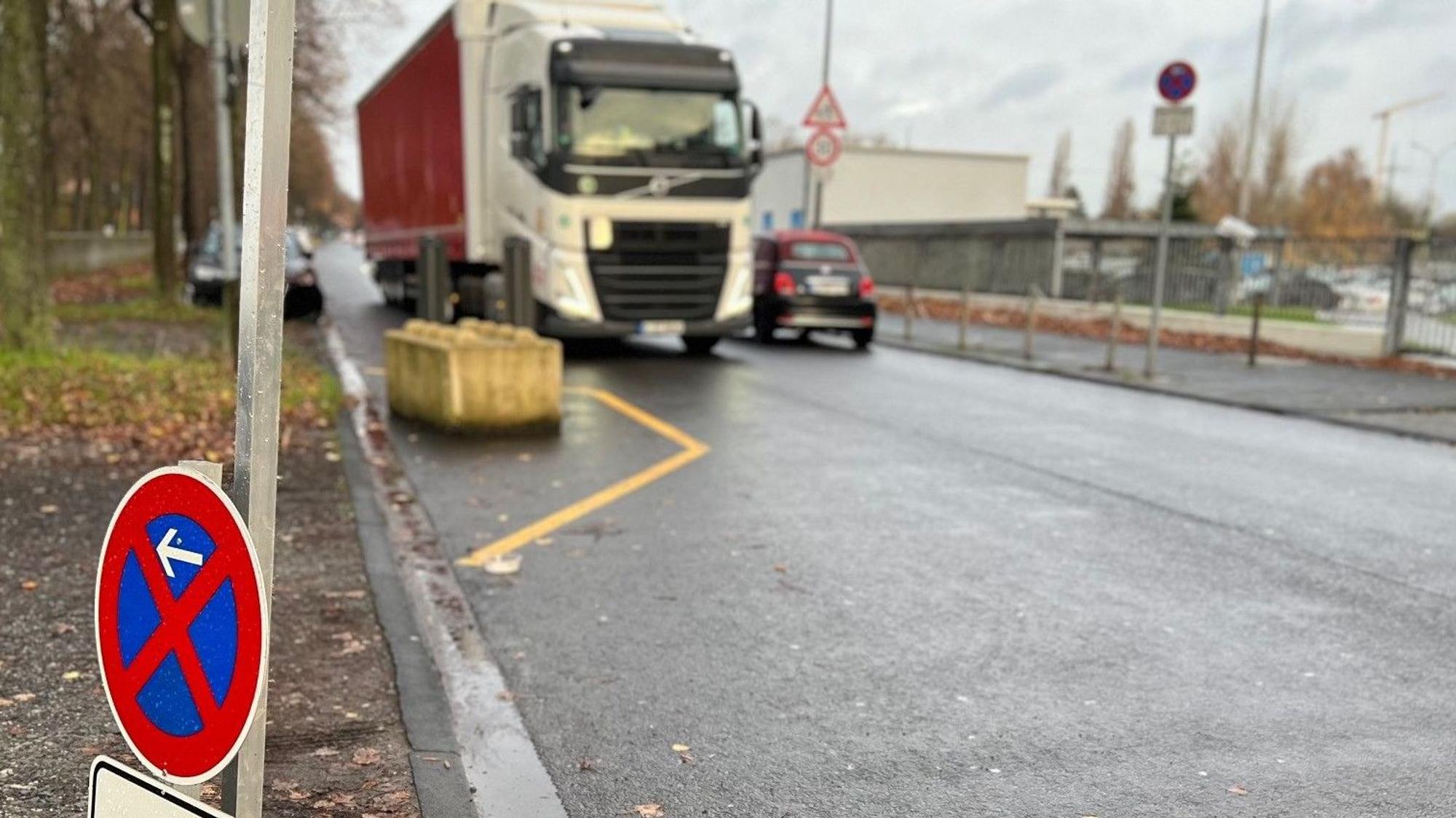 Ein Lkw fährt über die Alfred-Schütte-Allee in Köln-Poll.