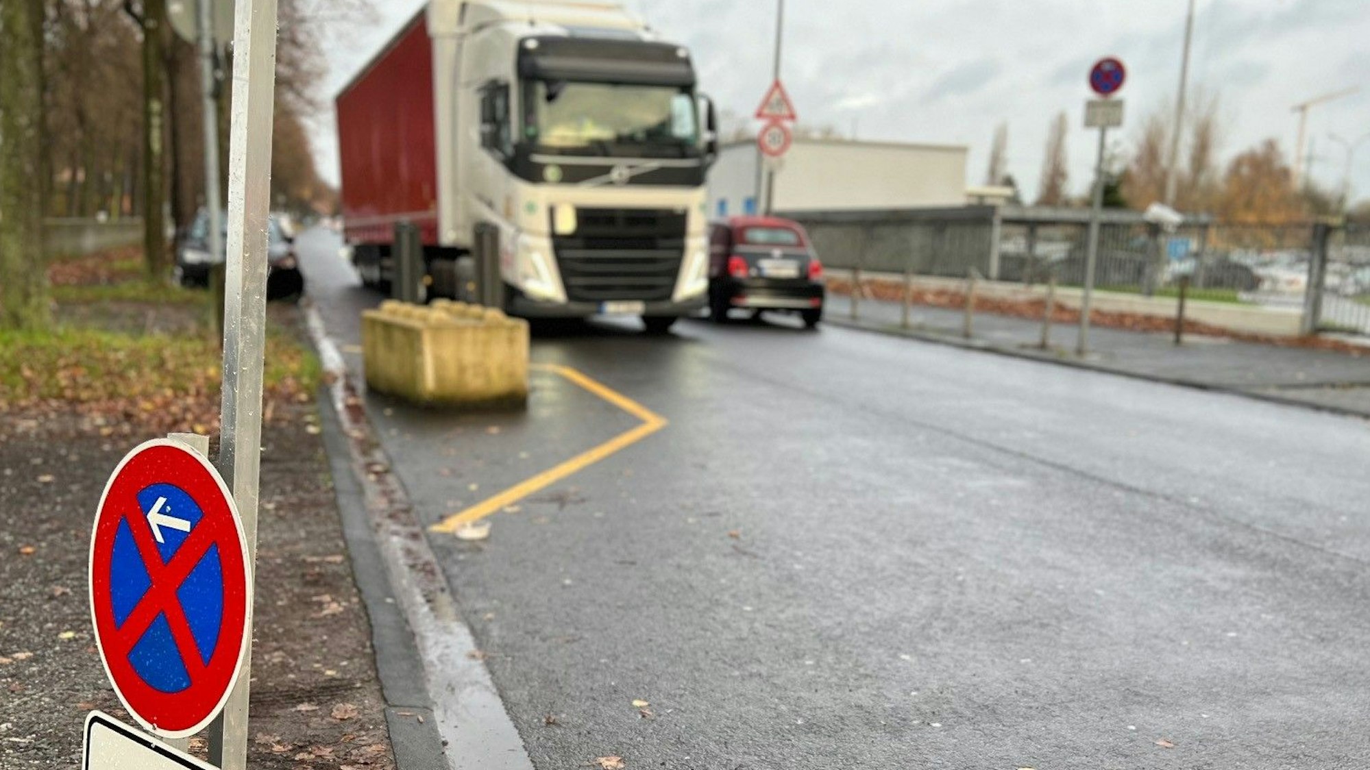 Ein Lkw fährt über die Alfred-Schütte-Allee in Köln-Poll.