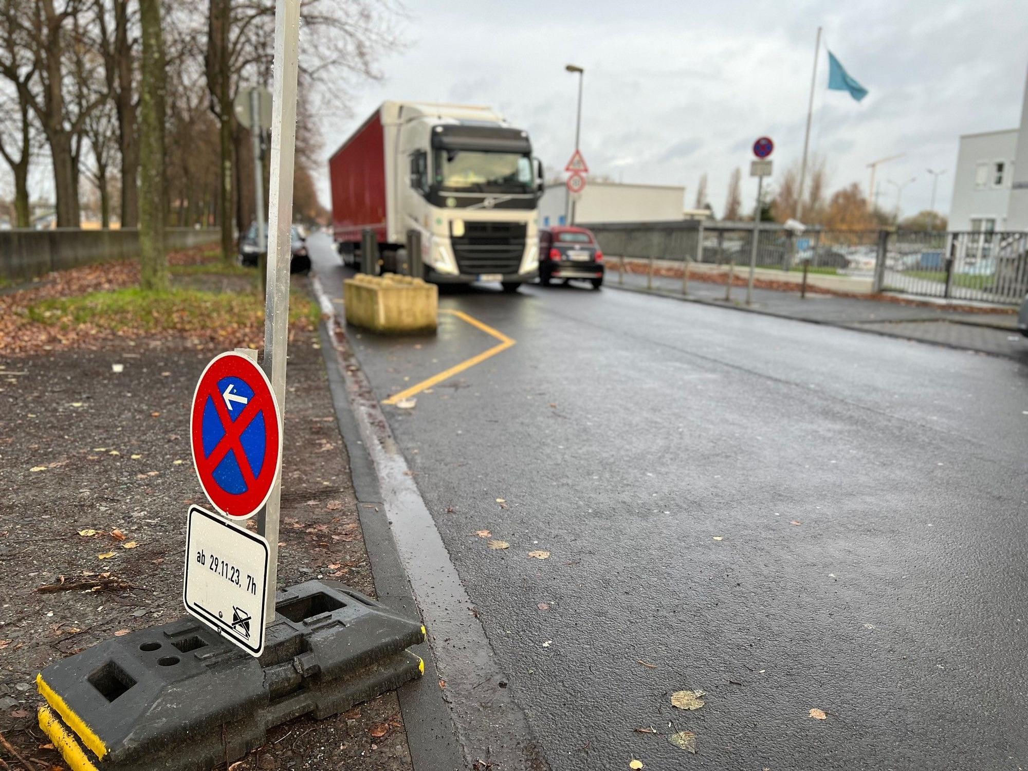 Ein Lastwagen und ein Kleinwagen begegnen sich an einer Engstelle auf der Alfred-Schütte-Allee.