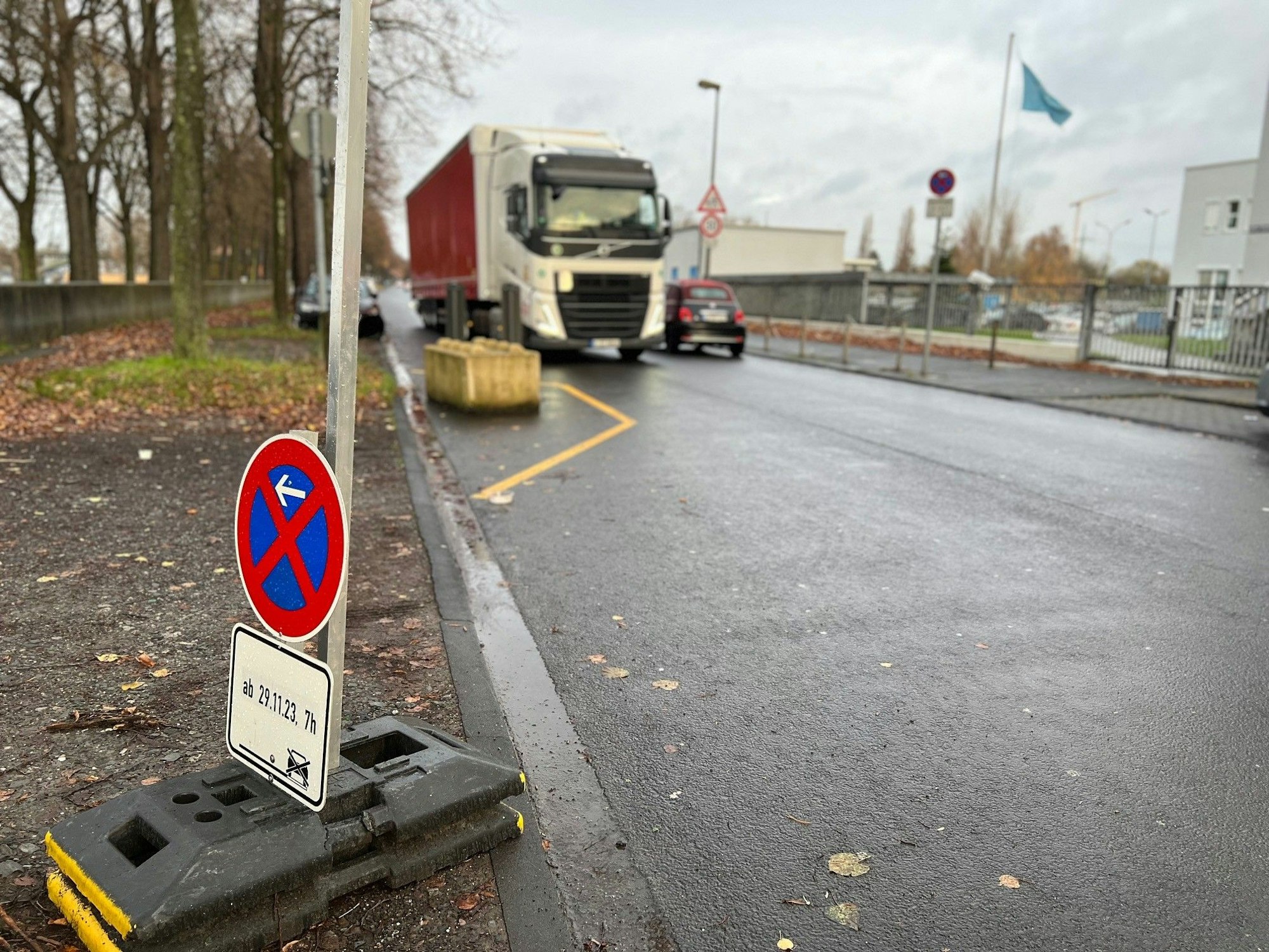 Ein Lastwagen und ein Kleinwagen begegnen sich an einer Engstelle auf der Alfred-Schütte-Allee.