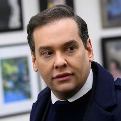 Das US-Repräsentantenhaus hat den skandalumwitterten und wegen Betrugs angeklagten Abgeordneten George Santos rausgeworfen.