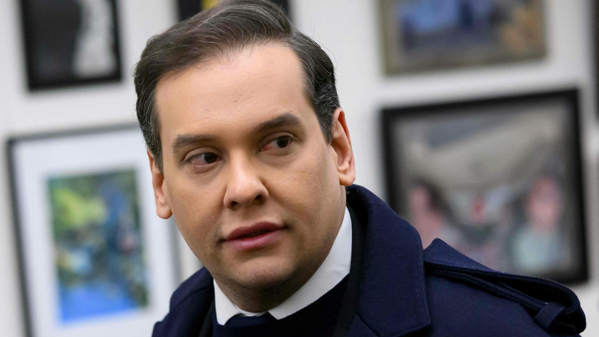 Das US-Repräsentantenhaus hat den skandalumwitterten und wegen Betrugs angeklagten Abgeordneten George Santos rausgeworfen.