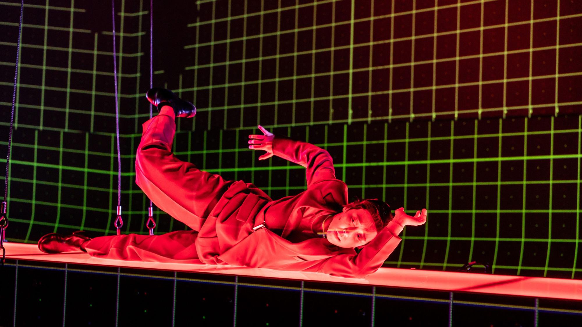Ein Schauspieler rot angeleuchtet in futuristischer Szene