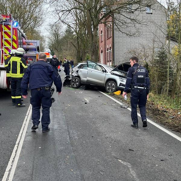 Ein beschädigtes Auto nach einem Unfall.