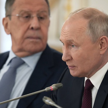 Der russische Präsident Wladimir Putin hat sich über deutsche Politiker ausgelassen. Außenminister Sergej Lawrow hat unterdessen die russischen Kriegsziele bekräftigt. (Archivbild)