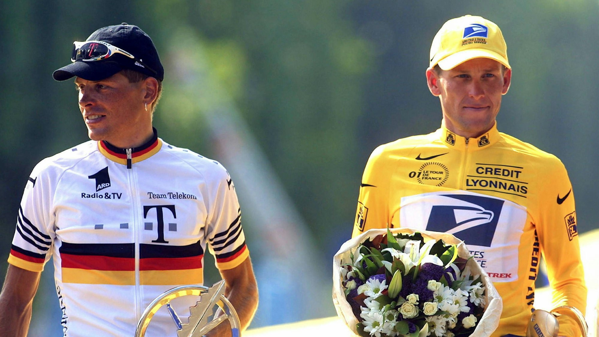 Einst Rivalen, heute Freunde: Jan Ullrich (l.) und Lance Armstrong bei der Siegerehrung der Tour de France 2001. Armstrong gewann vor Ullrich.