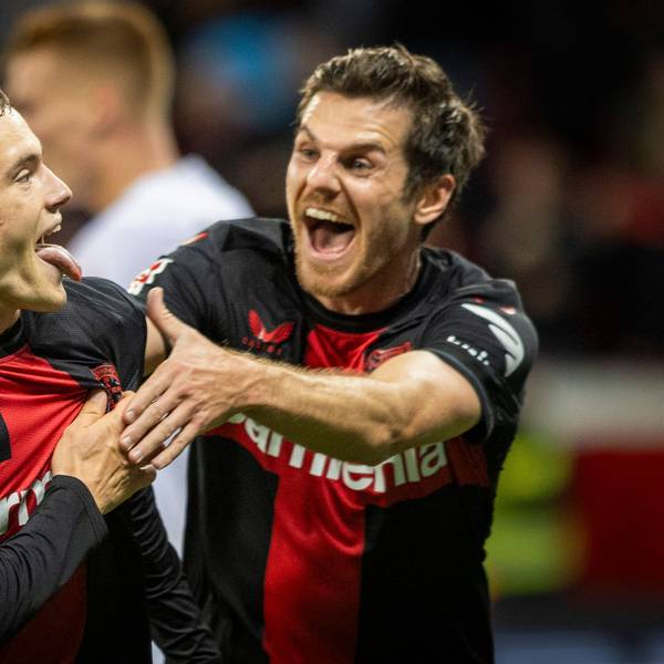 Florian Wirtz bejubelt sein Traumtor gegen Freiburg mit Jonas Hofmann.