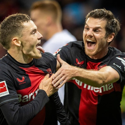 Florian Wirtz bejubelt sein Traumtor gegen Freiburg mit Jonas Hofmann.