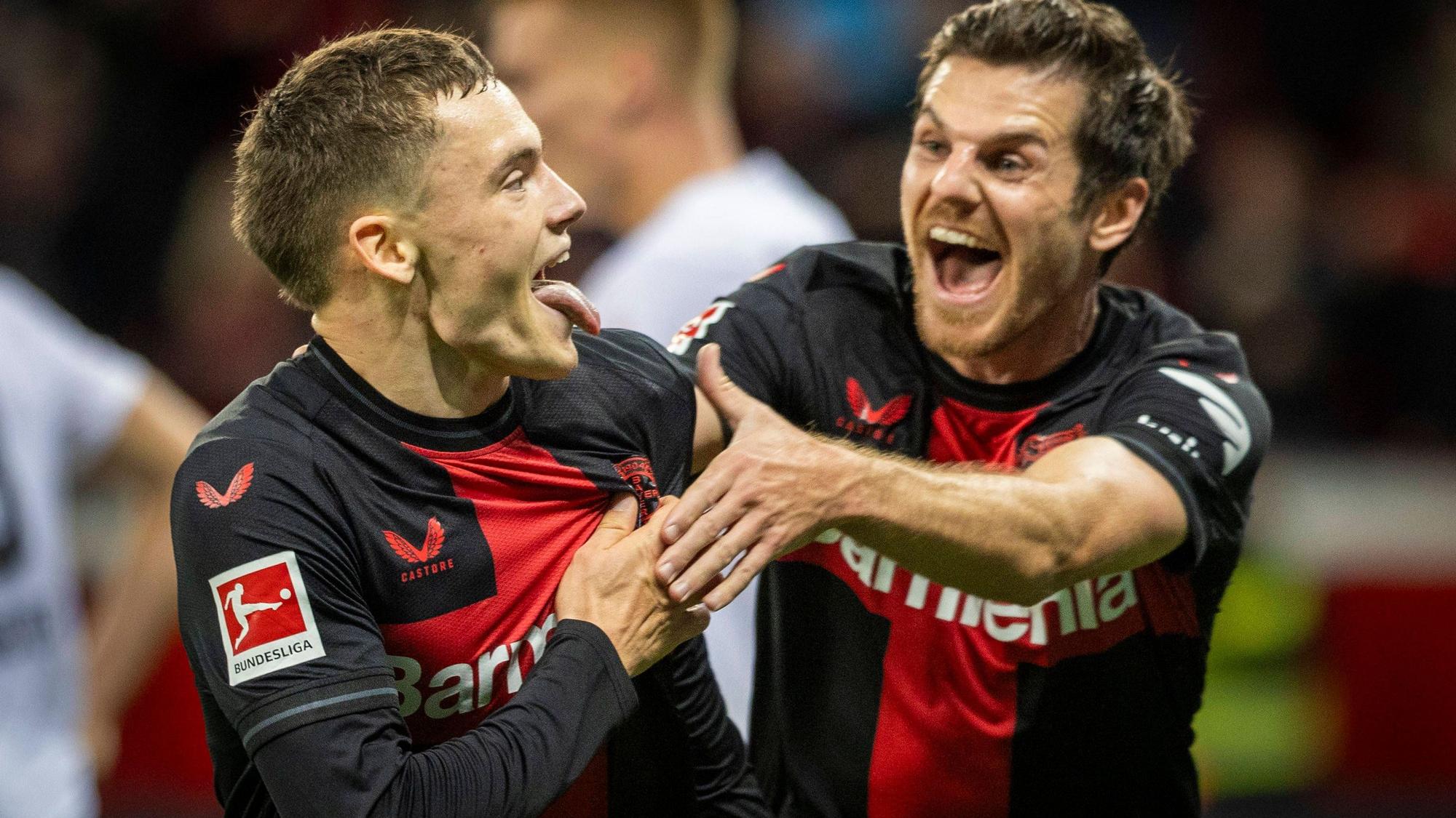 Florian Wirtz bejubelt sein Traumtor gegen Freiburg mit Jonas Hofmann.