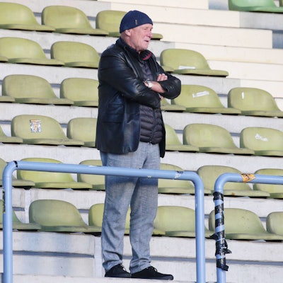 Hermann Tecklenburg ist bei einem Spiel seines Vereins SV Straeln gegen SG Wattenscheid 09 auf einer ansonsten leeren Tribüne zu sehen.