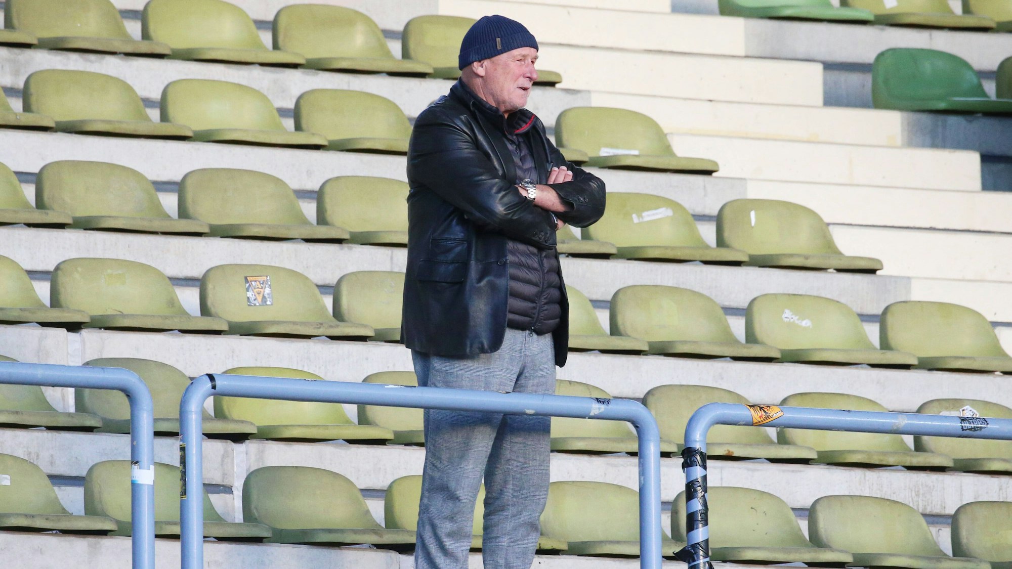 Hermann Tecklenburg ist alleine auf einer Fußballtribüne zu sehen.