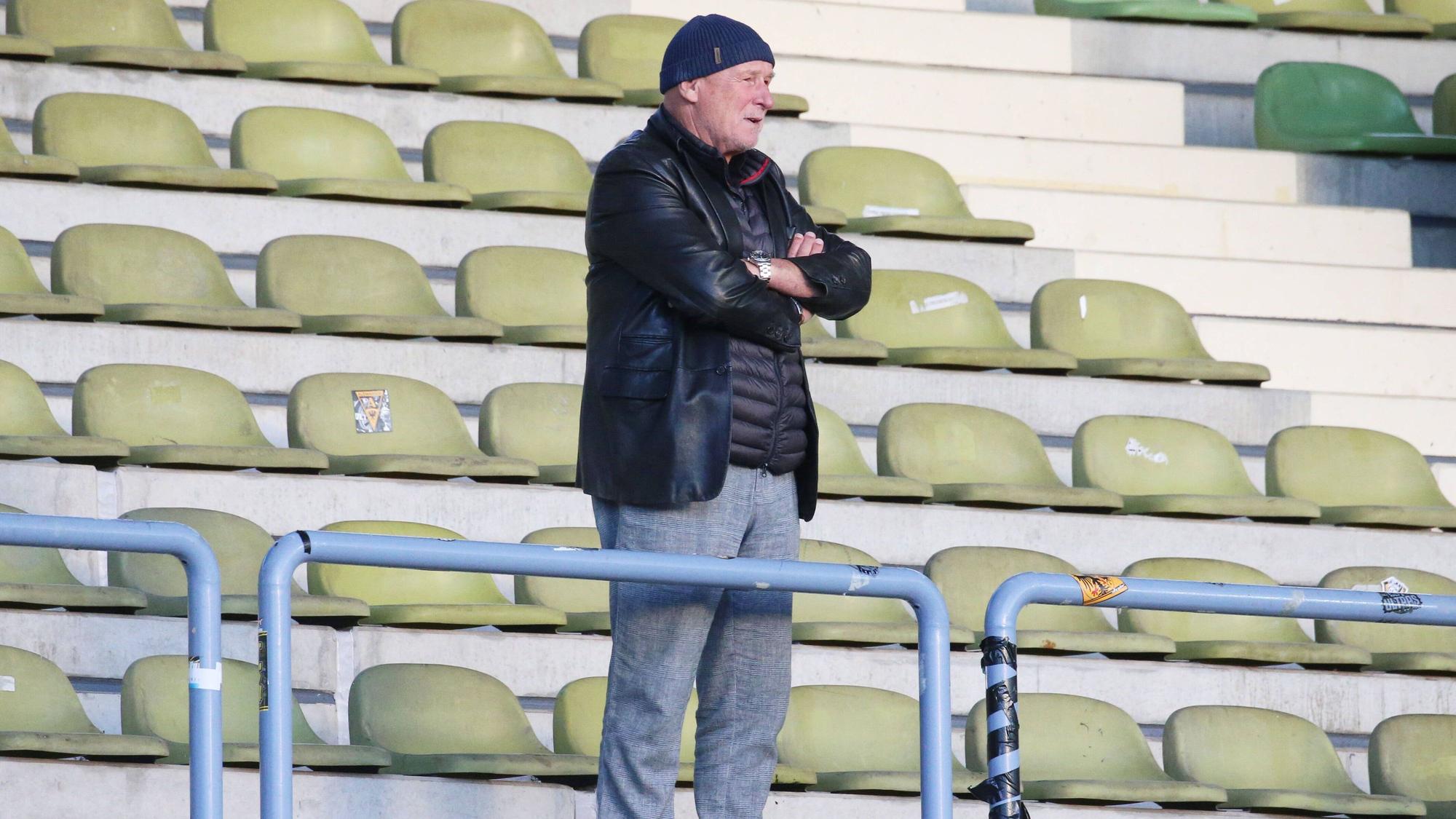 Hermann Tecklenburg ist bei einem Spiel seines Vereins SV Straeln gegen SG Wattenscheid 09 auf einer ansonsten leeren Tribüne zu sehen.