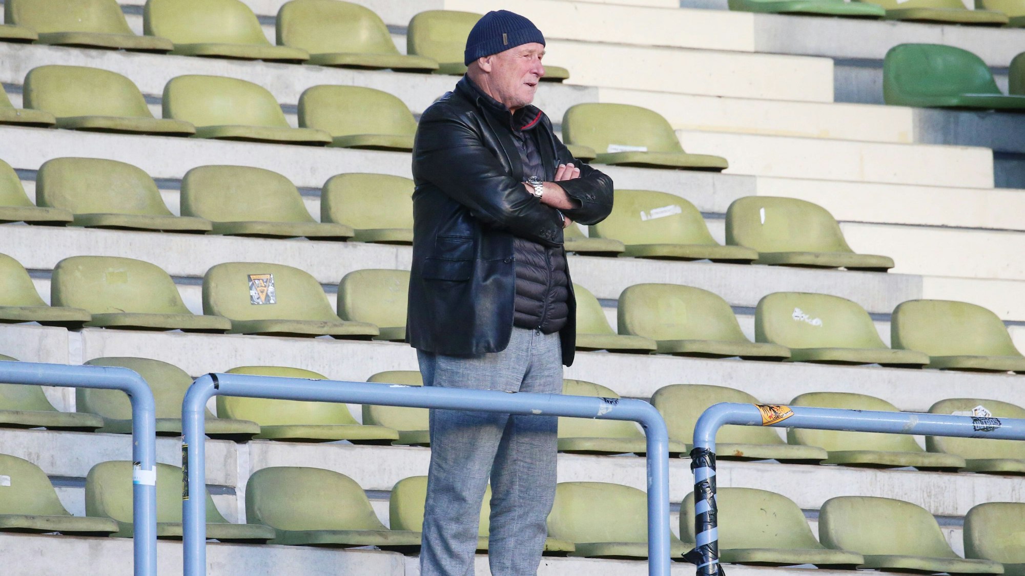 Hermann Tecklenburg ist bei einem Spiel seines Vereins SV Straeln gegen SG Wattenscheid 09 auf einer ansonsten leeren Tribüne zu sehen.