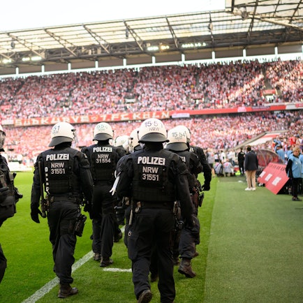 Polizei im Rhein-Energie-Stadion beim Saisonfinale im Mai gegen den FC Bayern.