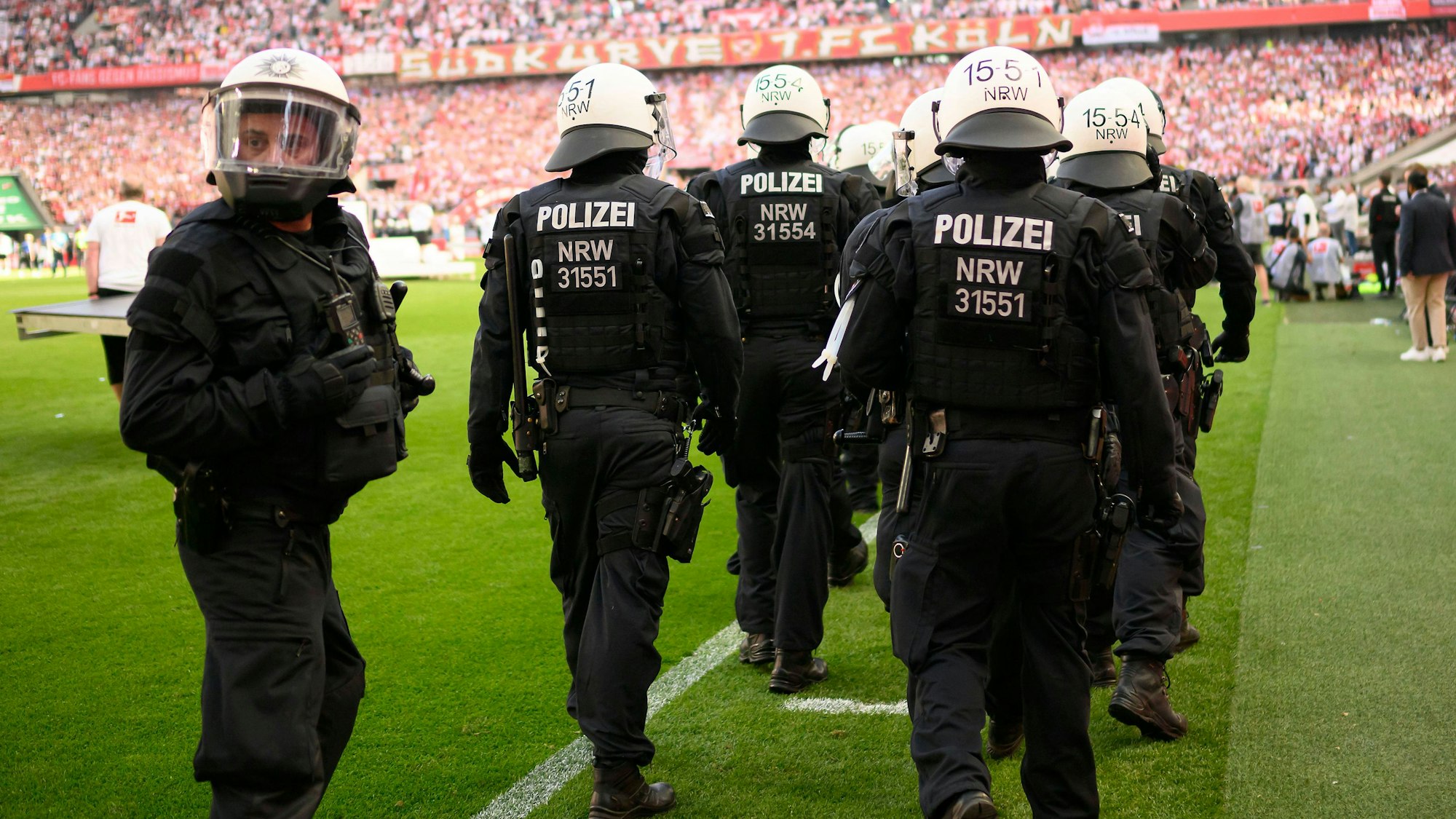 Polizei im Rhein-Energie-Stadion beim Saisonfinale im Mai gegen den FC Bayern.