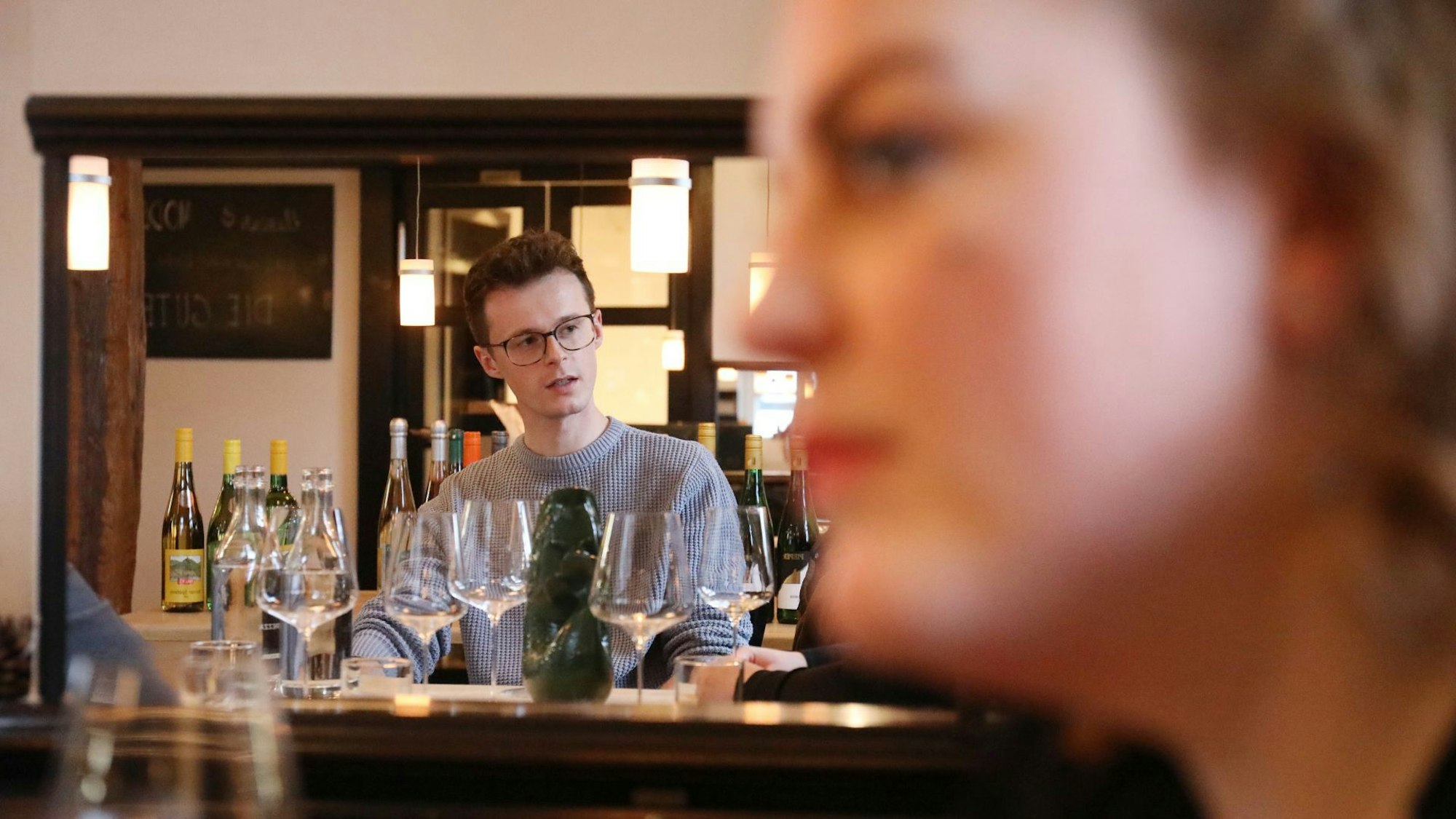 Geöffnete Weinflaschen stehen zum Test auf einer Theke im Restaurant.