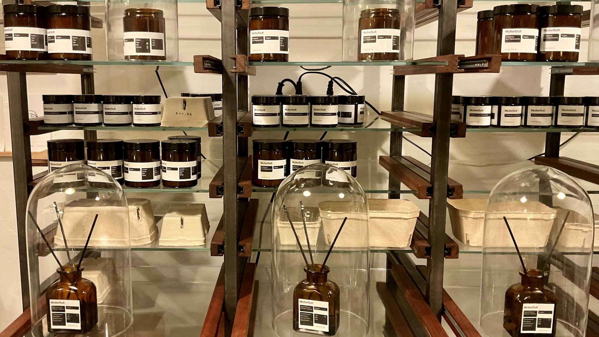 Ladenregal mit Duftkerzen
