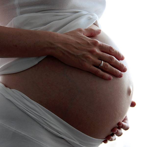 Der Bauch einer schwangeren Frau