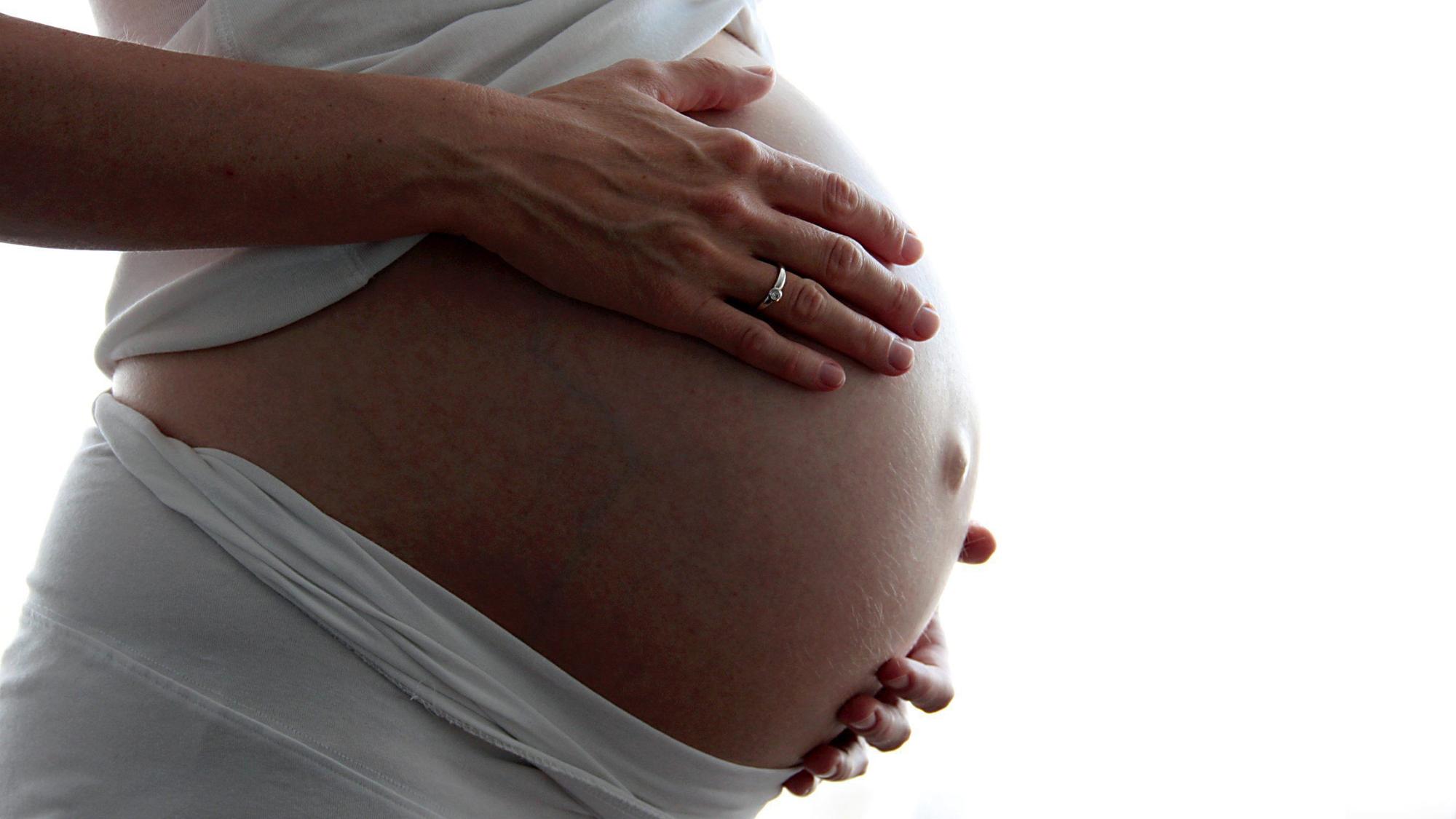 Der Bauch einer schwangeren Frau