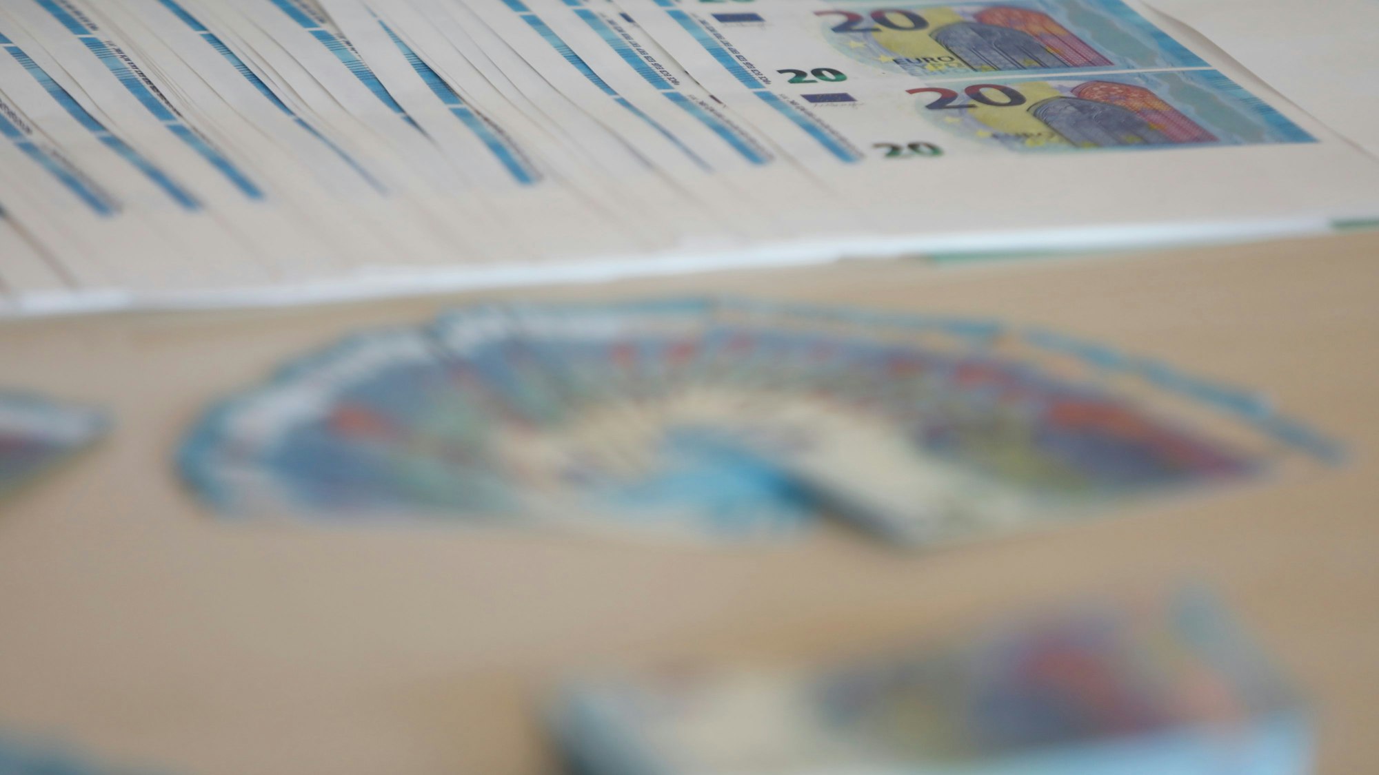 Gefälschte 20-Euro-Scheine liegen auf einem Tisch.