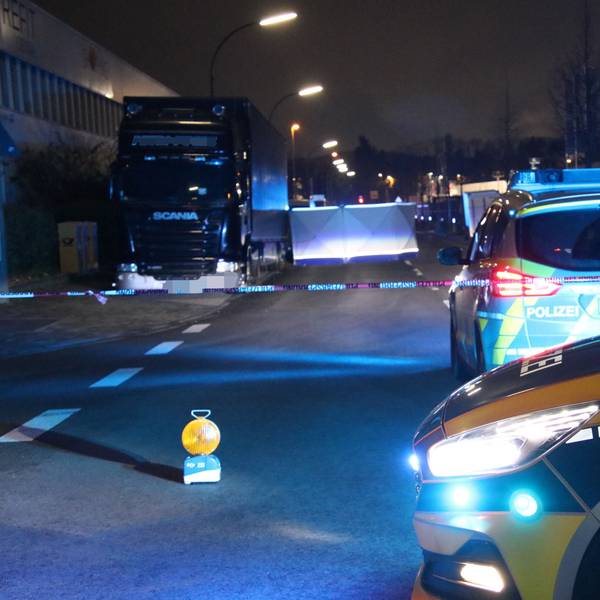 Ein Motorradfahrer ist bei einem schweren Verkehrsunfall in der Emil-Hoffmann-Straße in Köln-Hahnwald am Freitag, 1. Dezember, ums Leben gekommen.