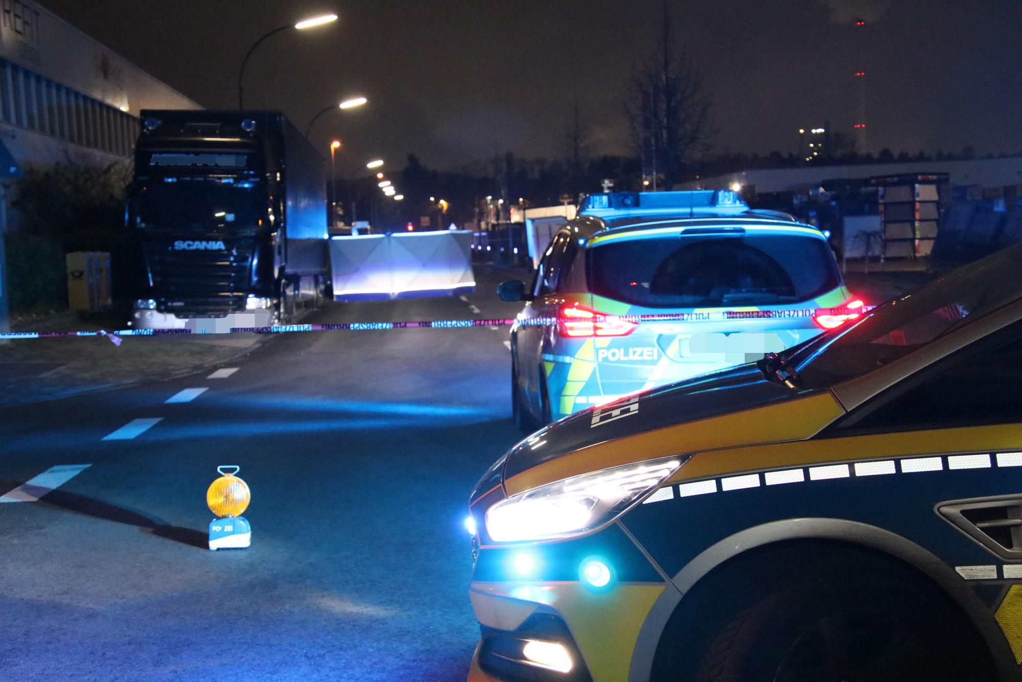 Ein Motorradfahrer ist bei einem schweren Verkehrsunfall in der Emil-Hoffmann-Straße in Köln-Hahnwald am Freitag, 1. Dezember, ums Leben gekommen.
